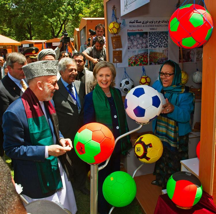 Visit. USA's udenrigsminister, Hillary Clinton, og den afghanske præsident, Hamid Karzai, besøgte en bazar sammen i dag - under stort presse- og sikkerhedsopbud. 