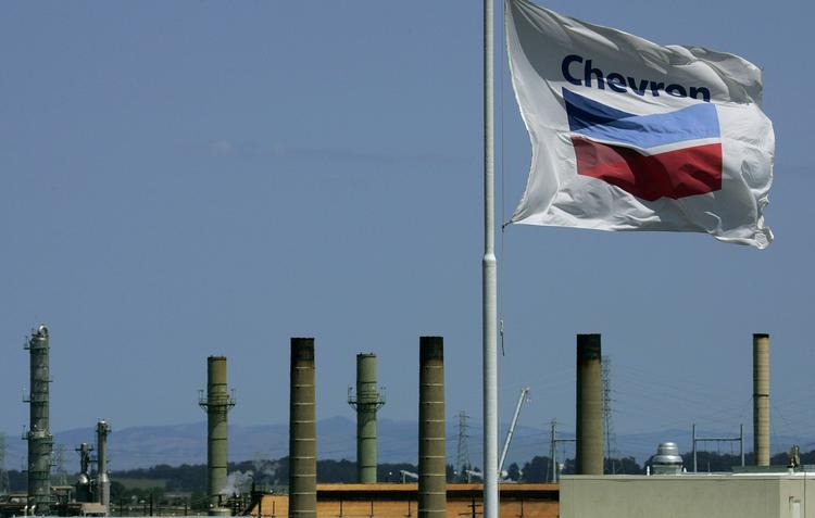 Kritik. I Berlingers dokumentar 'Crude' anklager en gruppe ecuadorianere Texaco, der nu ejes af Chevron, for at have forurenet deres drikkevand. 