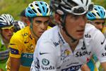 fred. Andy Schleck (i hvidt) har sluttet fred med rivalen  Alberto Contador, der i går udnyttede et teknisk uheld til at snuppe den gule førertrøje. 