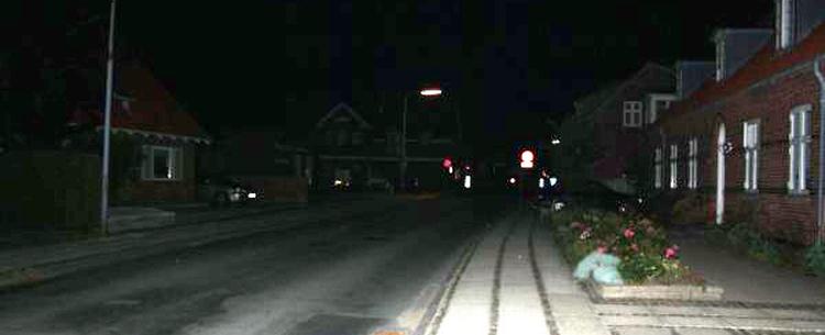MØRKLAGT. Mylius Erichsensvej er en af de mest trafikerede veje i Ringkøbing - efter mørkets frembrud ser den sådan ud. 
