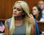 Lohan. Den 24-årige skuespiller ses her i retten i Californien i går tirsdag. Retsmødet endte med, at Lohan blev ført til afsoning. Lohan er idømt 90 dages fængsel. 