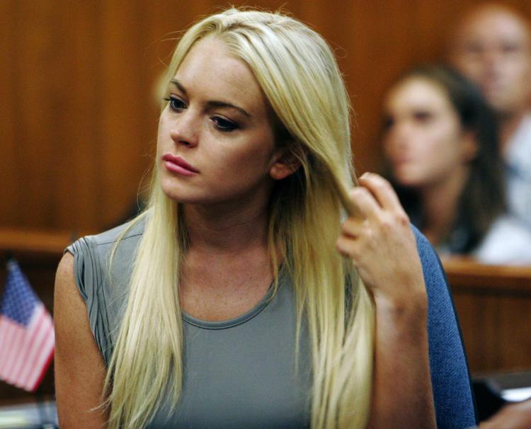 Lohan. Den 24-årige skuespiller ses her i retten i Californien i går tirsdag. Retsmødet endte med, at Lohan blev ført til afsoning. Lohan er idømt 90 dages fængsel. 
