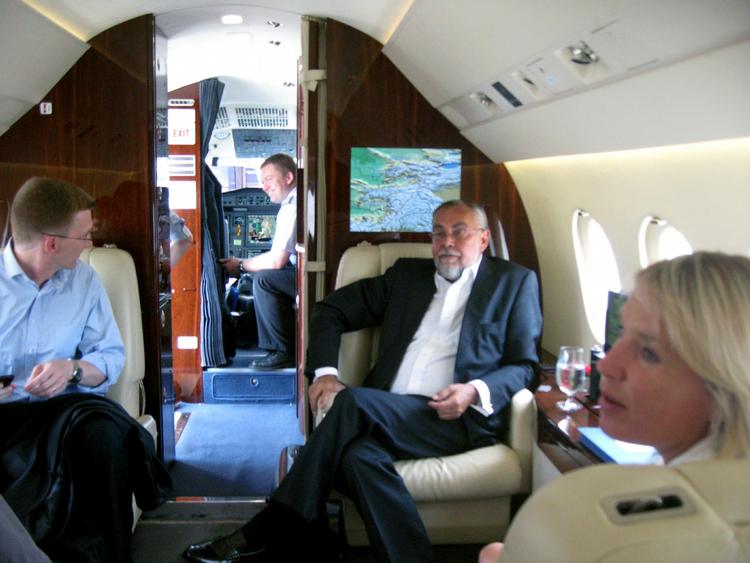 Ventetid. Lene Espersen og hendes medarbejdere sidder i flyet i den kasakhstanske by Almaty og venter på flyvetilladelse. 