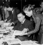 Cecile Aubry står her bøjet over forfatteren Jean Paul Satre i forbindelse med en bogfestival i  Paris i 1953. 