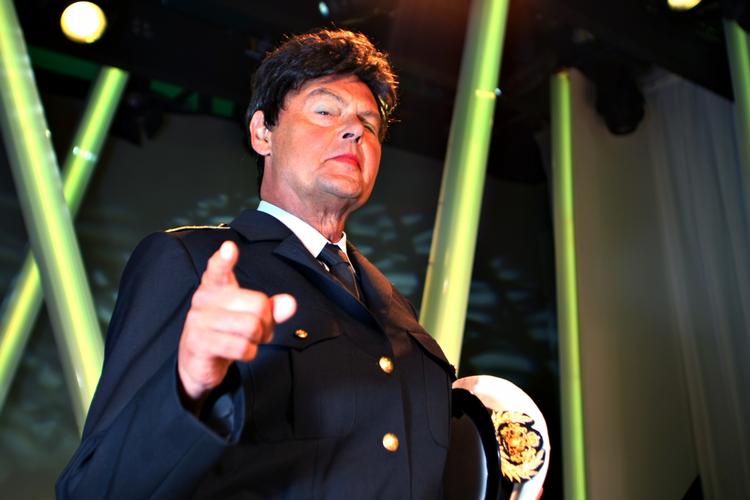 Ulf Pilgaard som kvndelig chefstrømer i Cirkusrevyen 2009. Han kommer i eksklusiv revy-klub, hvis han bliver valgt som 'Årets Dirch' om en måned. 