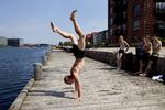SOMMERFERIE. Solens stråler trænger igennem i København i dag, når skyer trækker væk fra himlen, lover DMI. 