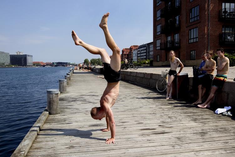 SOMMERFERIE. Solens stråler trænger igennem i København i dag, når skyer trækker væk fra himlen, lover DMI. 