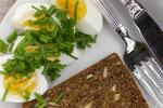Det bedste fuldkornsrugbrød fra supermarkedet til en klassisk lækker frokost er Levebrød multikerne rugbrød viser et smagstjek af seks fuldkornsmærkede rugbrød. 