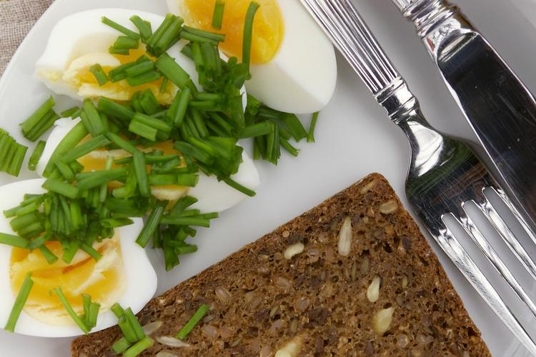 Det bedste fuldkornsrugbrød fra supermarkedet til en klassisk lækker frokost er Levebrød multikerne rugbrød viser et smagstjek af seks fuldkornsmærkede rugbrød. 
