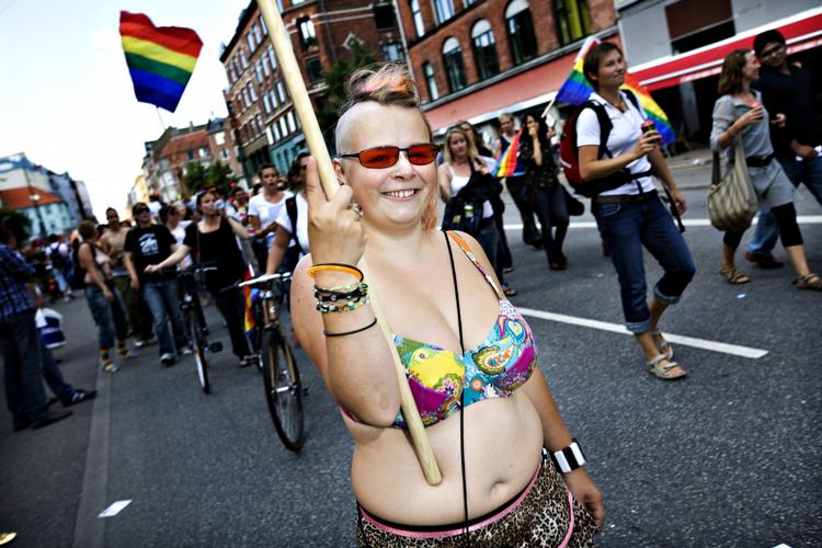 Parade. Talspersoner opfordrer DF til at deltage i homoparade, selv om en intern mail i partiets pressecenter giver udtryk for fordomsfulde holdninger til homoseksuelle. Her er et billede fra paraden i 2008. 
