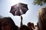 Solbeskyttelse. En parasol kan være god mod Solens stråler. Men den opfanger kun den direkte stråling. 