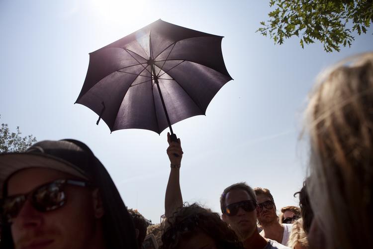 Solbeskyttelse. En parasol kan være god mod Solens stråler. Men den opfanger kun den direkte stråling. 