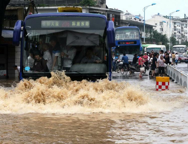 Oversvømmelser. Endnu en tropisk storm og mulige oversvømmelser til følge er på vej ind over Kina. 