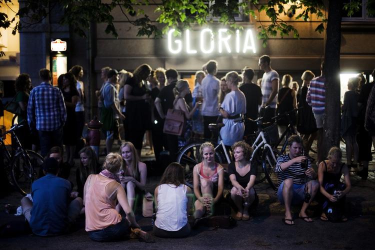Med støtte fra Københavns Kommune og Det Danske Filminstitut har Gloria investeret i nyt filmudstyr og åbnet i større og lysere lokaler. 