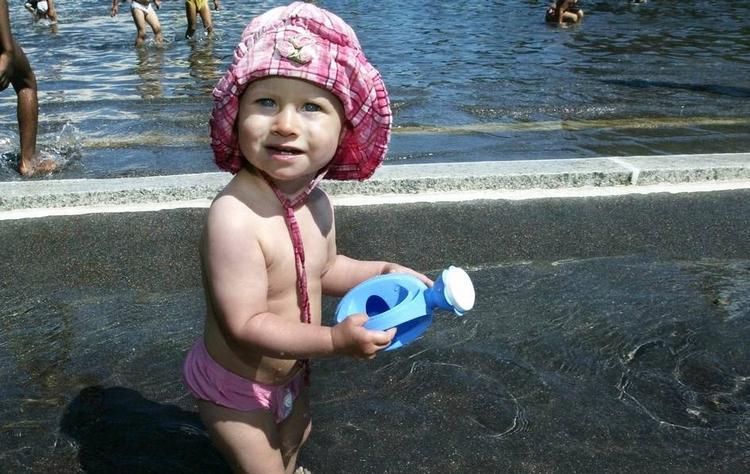 Mathilde hygger sig i soppebadet i Fælledparken. Billedet er fra sommeren 2002, så lille Mathilde har nok smidt vandkanden i mellemtiden. Men charmerende, det er hun. 