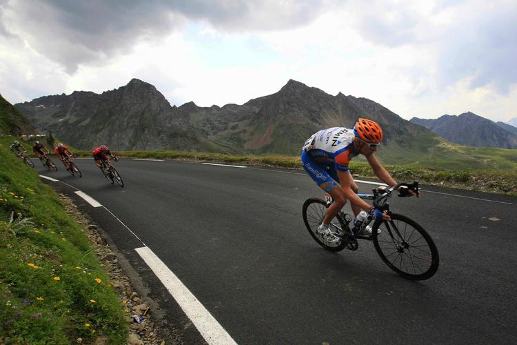BJERGTAGET. Rytterne fik en forsmag på Tourmalet i forgårs. Når de vender tilbage i dag, er det med udsigt til regn, der kan gøre nedkørslerne farlige. 