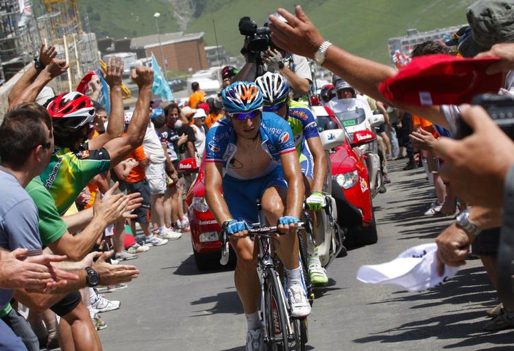 Tourmalet. Sidste års vinder, Pierrick Fedrigo fra Frankrig, til højre, og anden pladsen Franco Pellizotti fra Italien, venstre, klatrer her opad bæstet af et bjerg, Tourmalet. 