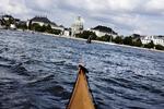Der er mange muligheder for tur i Københavns Havn. Her befinder vi os lige foran Den Nye Opera og har dermed udsigt til Amalienborg. 