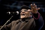 Stopper. Sydafrikas forhenværende ærkebiskop Desmond Tutu besøgte København under klimatopmødet i december sidste år. Her optrådte han med Outlandish på Rådhuspladsen. 