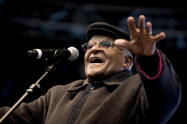 Stopper. Sydafrikas forhenværende ærkebiskop Desmond Tutu besøgte København under klimatopmødet i december sidste år. Her optrådte han med Outlandish på Rådhuspladsen. 