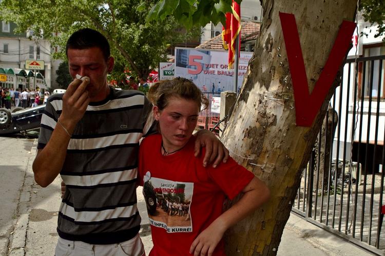 Spændinger. Uroen har det stadig med at sætte sit præg på Kosova. Her ses indbyggere i hovedstaden Pristina efter optøjer tilbage i juni. 