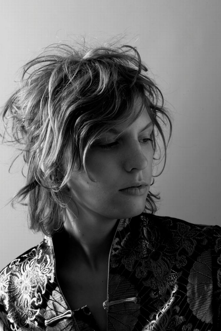 21-årige Mattias Kolstrup er forsanger i Dúné og bor for tiden i Berlin sammen med resten af bandet. På trods af deres unge alder har de syv medlemmer allerede modtaget P3 Prisen, tre Danish Music Awards, to Gaffa-priser samt en European Borderbreaker Award. 