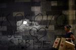 SELVSTÆNDIGHED. En kvinde går forbi noget graffiti med ordene »Kosova er hjertet af Serbien«. 