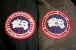 Selv når du bestiller den ægte vare risikerer du at  få kopien. Ofte er prisen det eneste der afslører snyderiet. Her er to Canada Goose jakker - den ene ægte, den anden beslaglagt i Københavns Lufthavn. Arkiv 