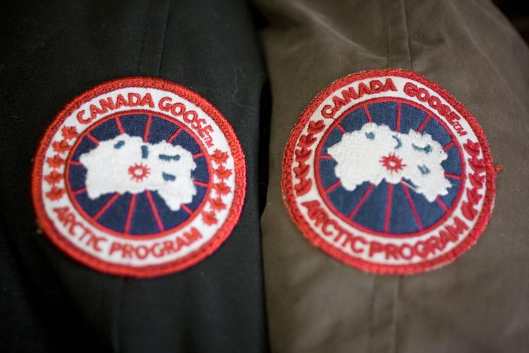Selv når du bestiller den ægte vare risikerer du at  få kopien. Ofte er prisen det eneste der afslører snyderiet. Her er to Canada Goose jakker - den ene ægte, den anden beslaglagt i Københavns Lufthavn. Arkiv 