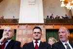 LØSRIVELSE. Serbiens udenrigsminister (midten) ændrer ikke holdning til afgørelsen fra Haag. Det var Serbien, der selv sendte sagen for domstolen. 