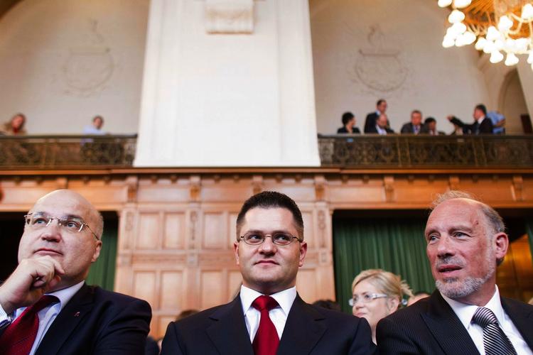 LØSRIVELSE. Serbiens udenrigsminister (midten) ændrer ikke holdning til afgørelsen fra Haag. Det var Serbien, der selv sendte sagen for domstolen. 