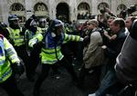 Protest. Der bliver ikke rejst sag mod betjent , der slog og skubbede den 47-årige Ian Tomlinson under G20-demonstration i London sidste år. 