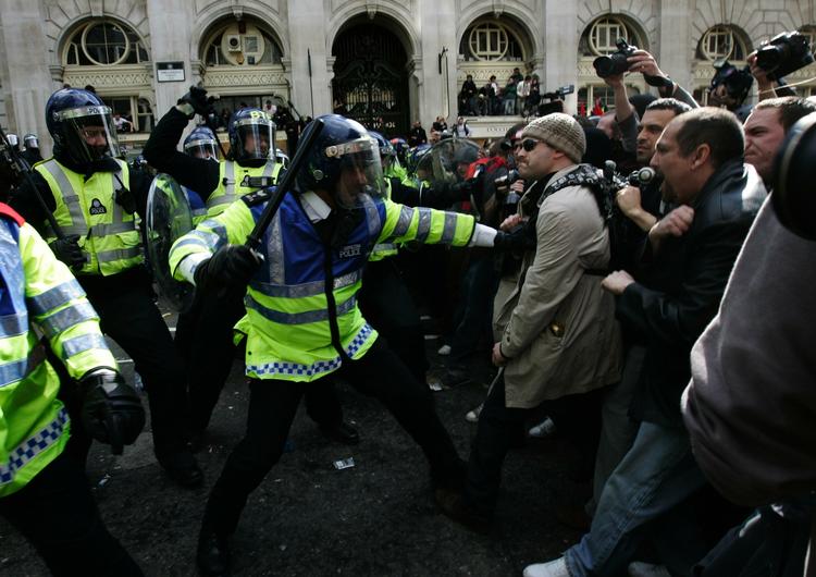 Protest. Der bliver ikke rejst sag mod betjent , der slog og skubbede den 47-årige Ian Tomlinson under G20-demonstration i London sidste år. 