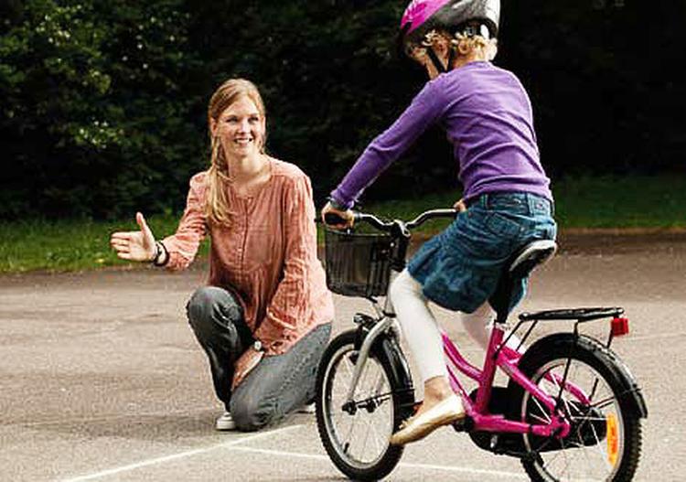 Øvelse gør mester. Træk en streg som dit barn skal stoppe ved for at lære at stoppe foran et bestemt punkt med forskellig hastighed og i fuld kontrol. Foto: Rådet for Sikker Trafik 