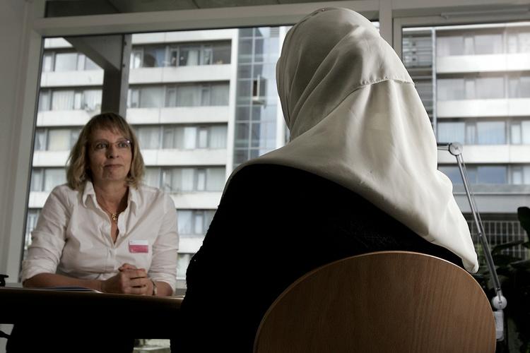 Hjælp. Lave ydelser til indvandrerkvinder fastholder dem i en afmagtsposition, skriver Rikke Baun. Arkivfoto 