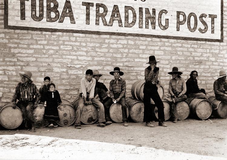 Navajo. Minoriteterne, her en gruppe nordamerikanske indianere, og måden at inddrage skilte på er to af Peter Sekaers kendetegn. 'Navajos in front of sign for Tuba Trading Post'. 