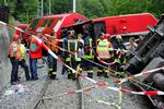 Afsporet. Redningsarbejdere, læger og politi er lige nu ved at danne sig et overblik over ulykken i Schweiz, hvor et turisttog ved middagstid kørte af sporet. 