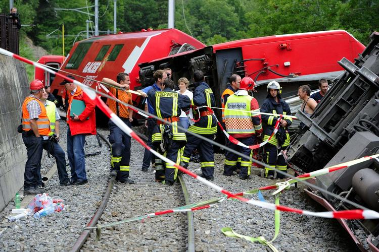 Afsporet. Redningsarbejdere, læger og politi er lige nu ved at danne sig et overblik over ulykken i Schweiz, hvor et turisttog ved middagstid kørte af sporet. 