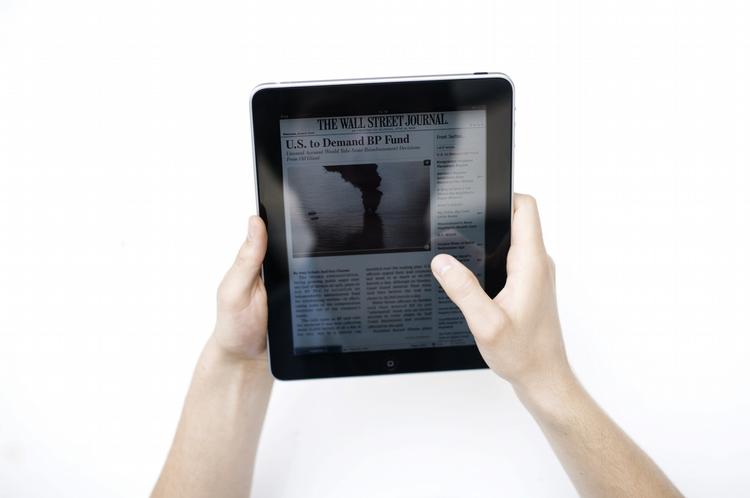 Søgsmål. Direktør for Righthaven, Steve Gibson, har fundet på en løsning for avisens død, som er et alternativ til f.eks. iPad'en. 