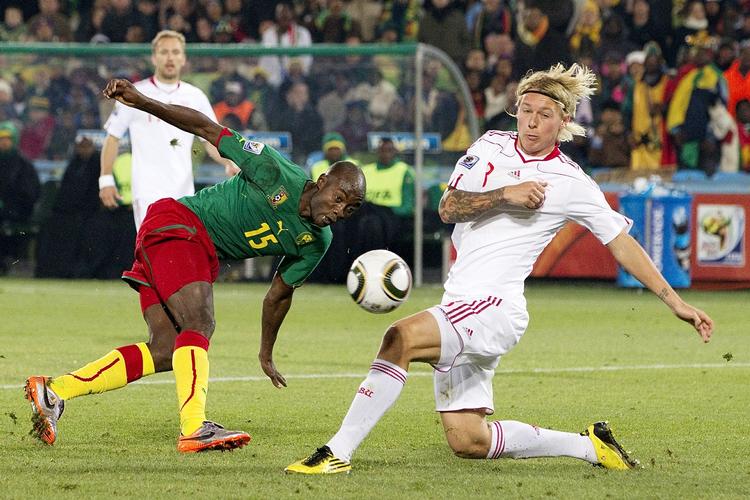 kritik. Simon Kjær blokerer et forsøg fra Pierre Webo i VM-kampen mellem Danmark og Cameroun. Arkivfoto. 