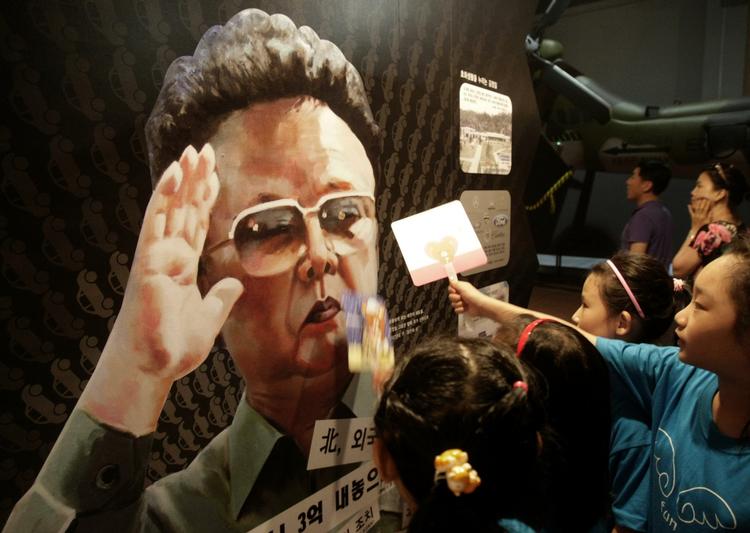 Konflikt. Nordkorea truer med atomkrig, hvis det bliver nødvendigt. 8.000 amerikanske og sydkoreanske militærfolk er klar til storstilet øvelse i morgen. 