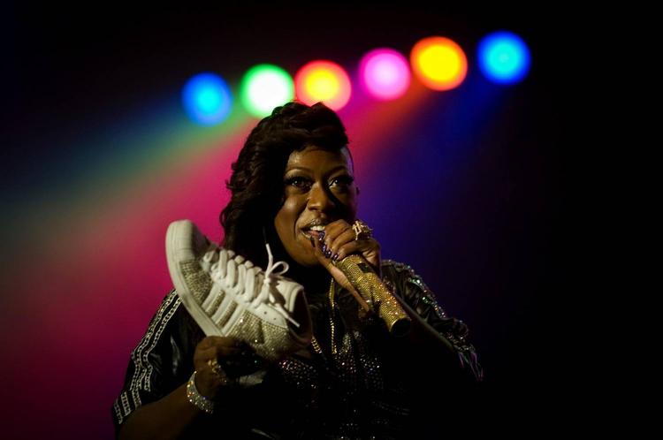 Missy Elliott afsatte store dele af sit show til at signere sneakers og t-shirts, som blev kastet ud i mængden. Billede fra koncert i Tel Aviv, 15. juli, 2010. 