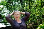 Kemikaliechok. Anett Bloch-Jørgensen forstår stadig ikke, hvad der skete, da hun farvede hår med en angiveligt mild og økologisk hårfarve. Hun svulmede op i ansigtet og kunne knap se. Først da hun fik en specialbehandling, faldt hævelserne. Foto: Niels Christensen. 