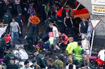 Tragedie. Sådan så der ud i minutterne efter at mindst 10 var dræbt ved trængslen foran tunnellen. 