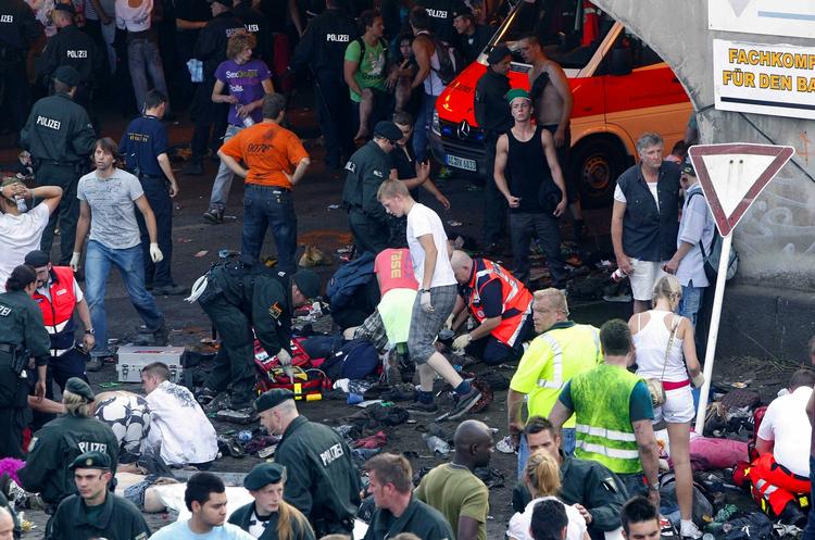 Tragedie. Sådan så der ud i minutterne efter at mindst 10 var dræbt ved trængslen foran tunnellen. 
