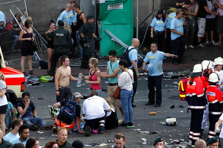 Katastrofe. Alt for mange mennesker samlet på ét sted udløste tragedien i Duisburg. 