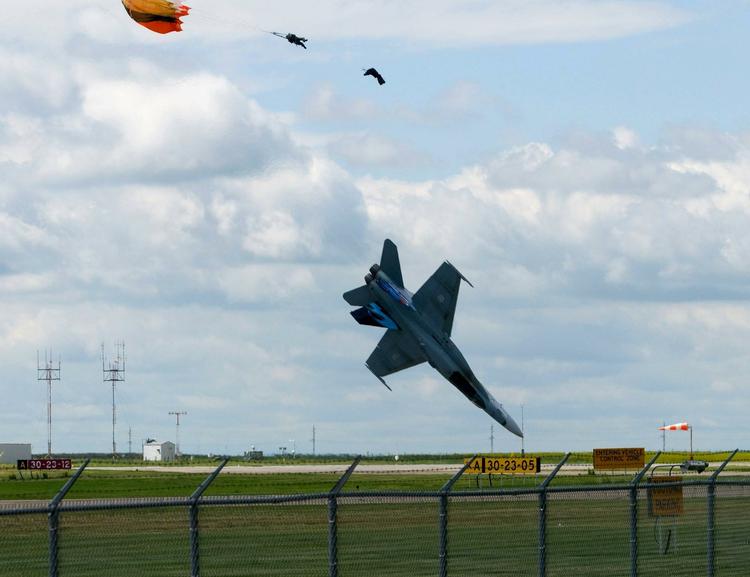 Flugten. Piloten Brian Bews udløser sit katapultsæde få sekunder, før hans fly kolliderer med jorden. 