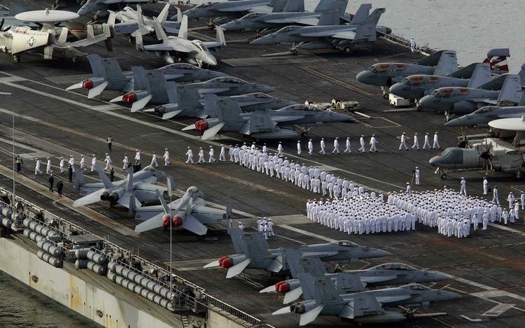 Krigsskib. Især tilstedeværelsen af USS George Washington - et gigantisk, atomdrevet hangarskib- har opildnet nordkoreanerne. 