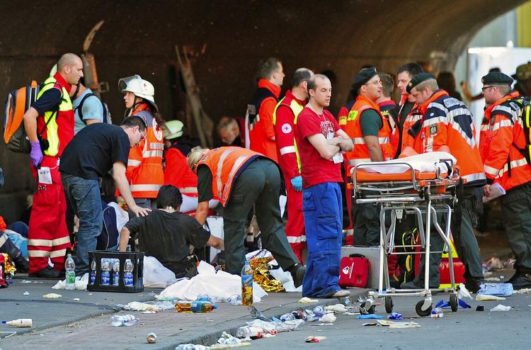 Tragedie. Spørgsmålet om, hvad der gik galt giver genlyd i Tyskland, efter at mindst 19 mennesker i går mistede livet efter en massepanik ved musikfestivallen Love Parade. 