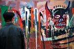 Jean-Michel Basquiat (1960-1988) belv en af graffitiens første store kunststjerner. Øverst ses hans 'Devil' fra 1982, der i disse måneder udstilles i Fondation Beyeler i Schweiz. 